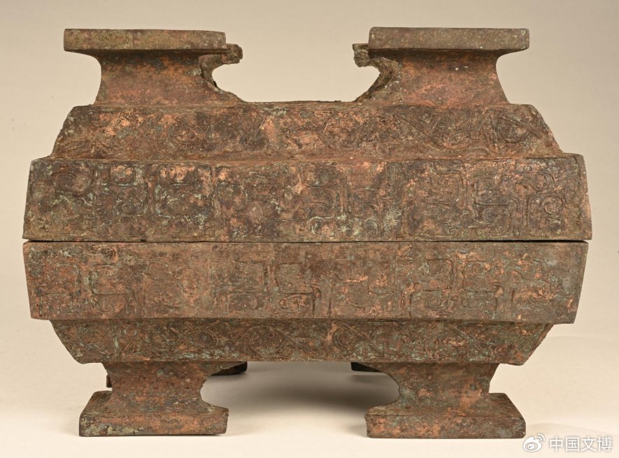 "正在展示的铜簠,口沿处有楚王酓前作铸金簠以供岁尝十二字铭文,酓