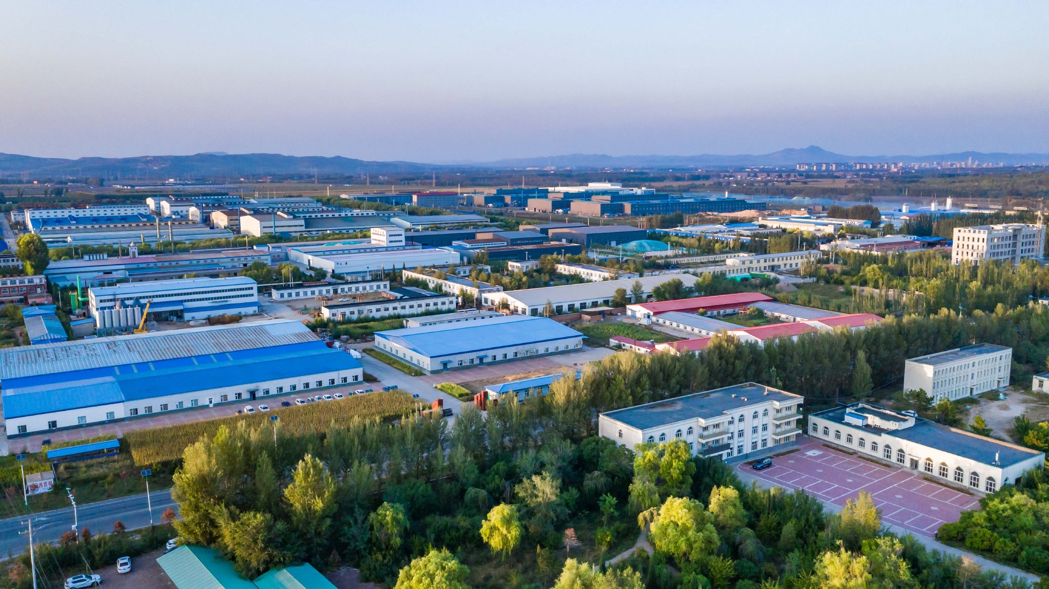 这是2023年10月9日拍摄的宁城县中京工业园区,猫砂企业主要分布于此.