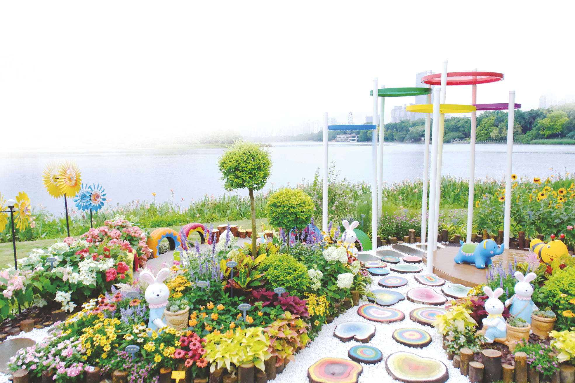 74独具匠心的设计尽显童趣    本报记者 宋延康摄彩色汀步道上各式