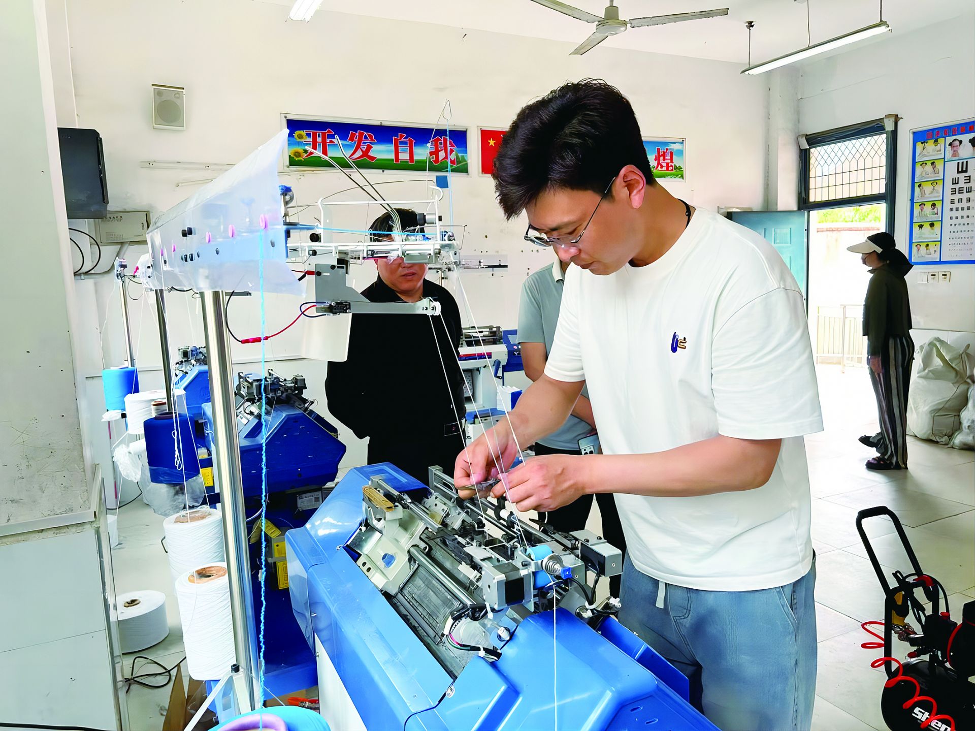 一捆捆线料就被全自动手套编织机编织成一副副手套,而后,加工好的手套