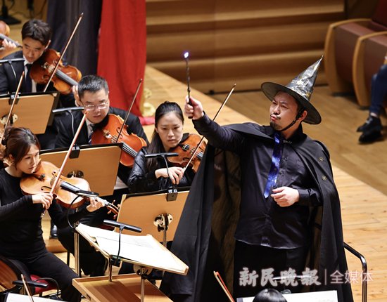 指揮變身「魔術手」,木偶隨著交響樂「翩翩起舞」 - 新浪香港