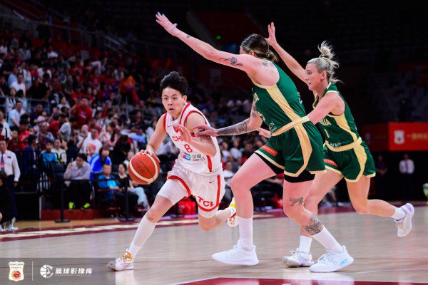 图说:杨舒予在比赛中突破