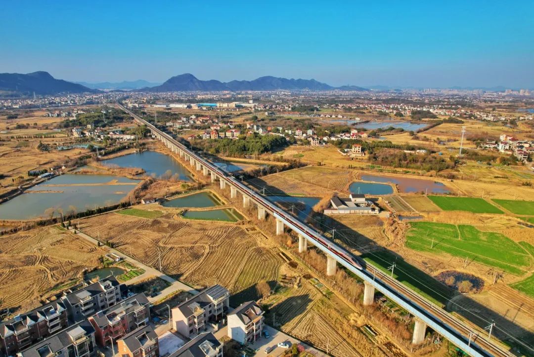 除了4月26日开通运营的池州至黄山高铁外,2024年计划开通管内杭州至