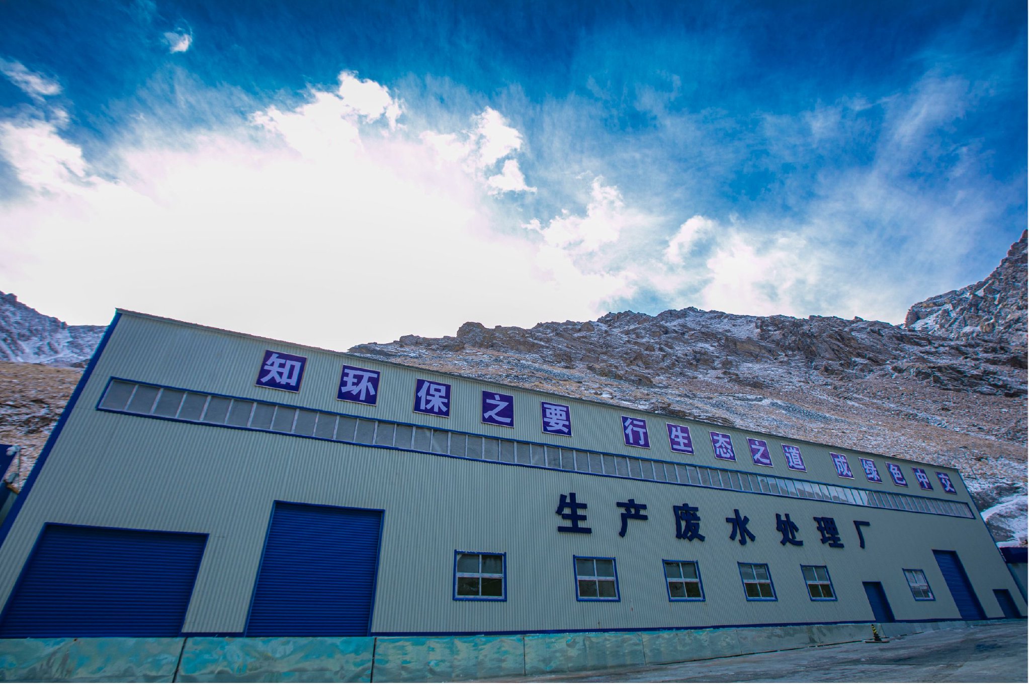 跨越天山,用绿色扮靓新疆南北交通"新动脉"