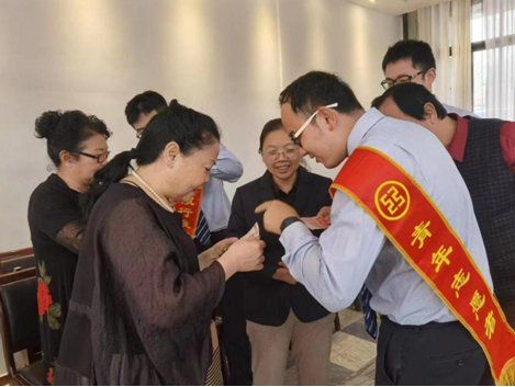 工行淮南分行组织业务骨干赴淮南市老年大学推广"幸福生活版"手机银行