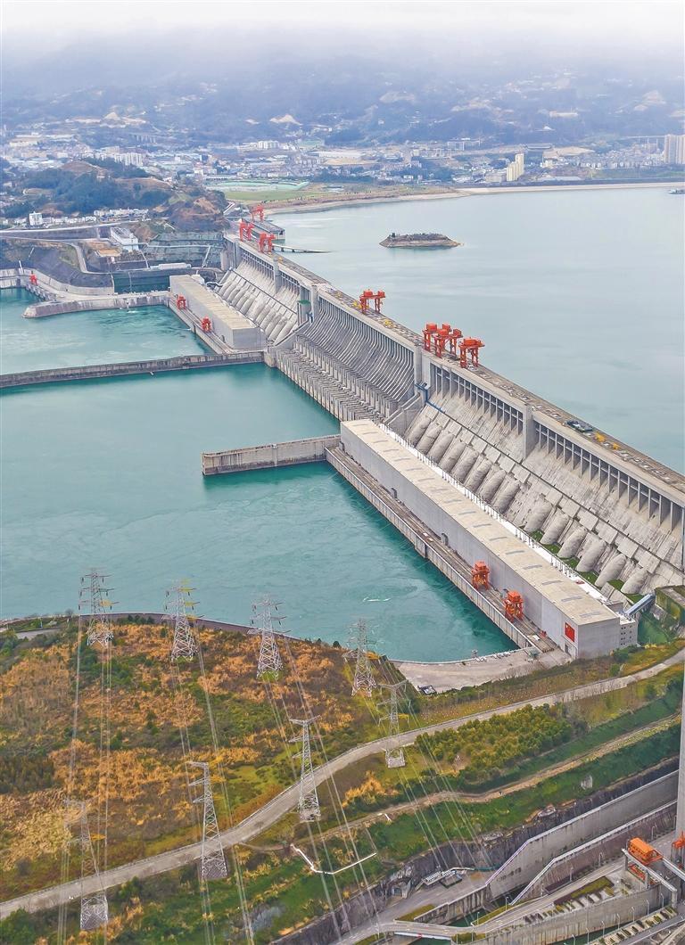 三峡大坝和外送输电线路.