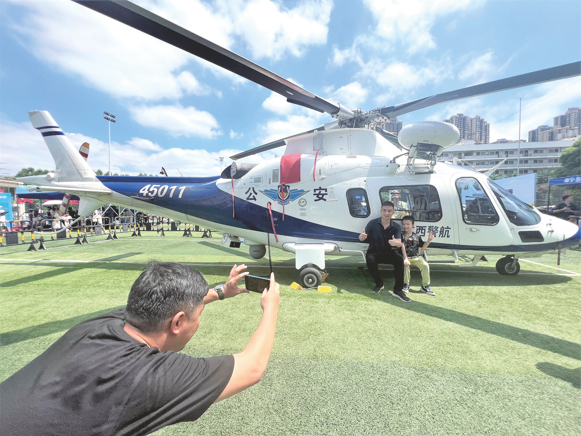 和警用直升机来张合影,太酷啦!