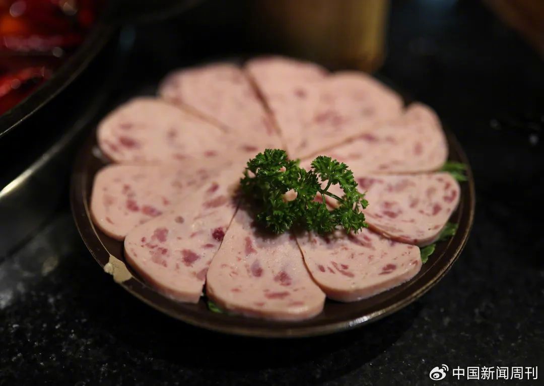 火腿肠(上)午餐肉(下)|图源：图虫创意