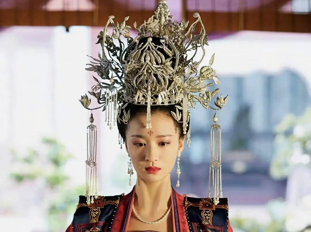 图源:《清平乐》至于清宫剧里的那些奇葩旗头们,则多半是以清朝中后期