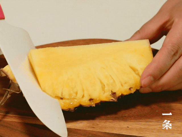 再切小块就可以直接吃啦~多种吃法切成小块的凤梨,可以做来烹饪,做