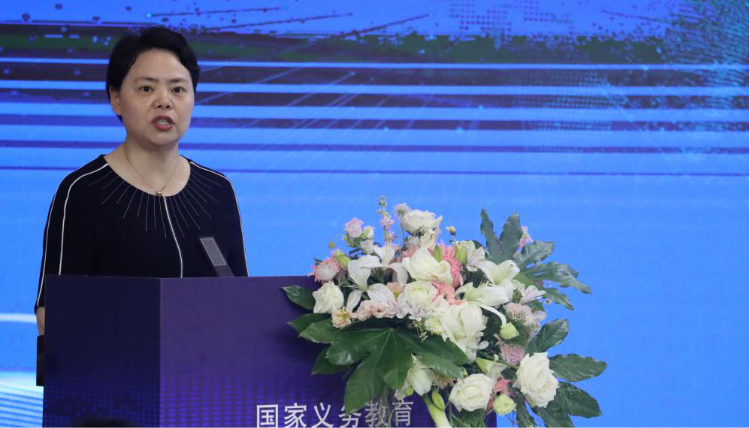 垫江县人民政府副县长刘新民为澄溪小学教育教学改革实验市级指导专家
