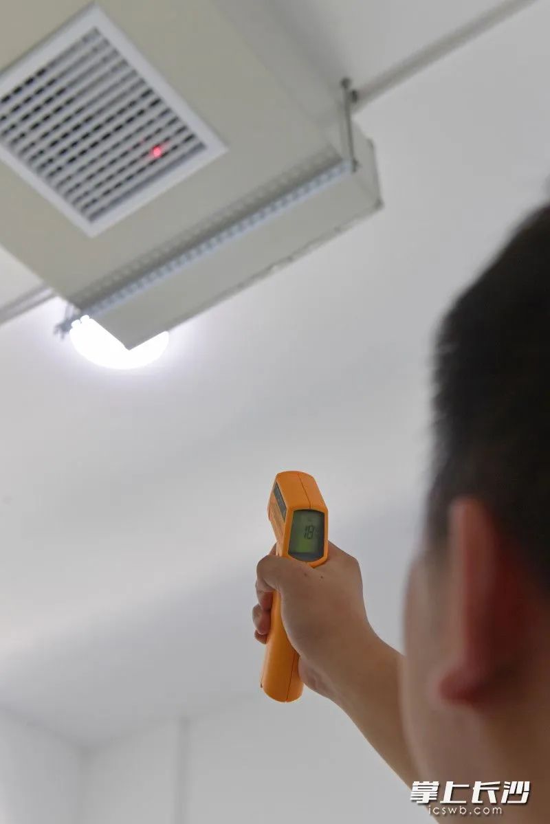 对出风口进行测试,温度枪屏幕上显示出18℃.