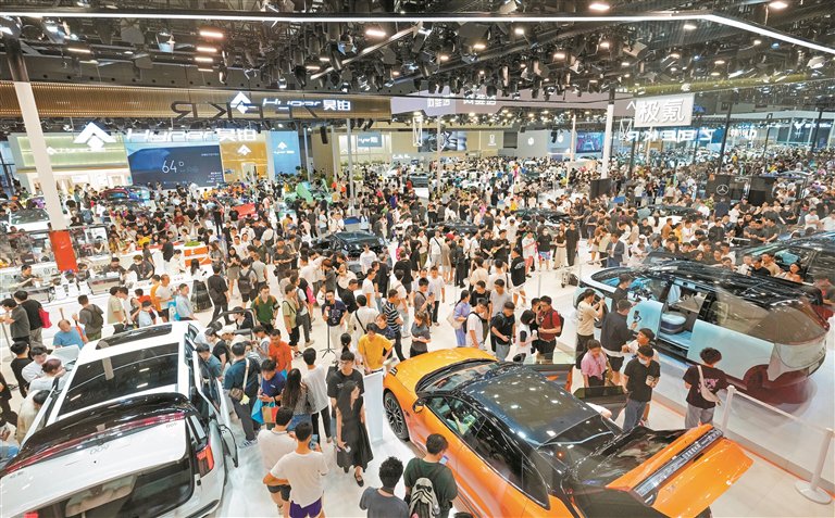 107个汽车品牌带来1036款新车型 车帅人多,车展首日火爆程度堪比春运