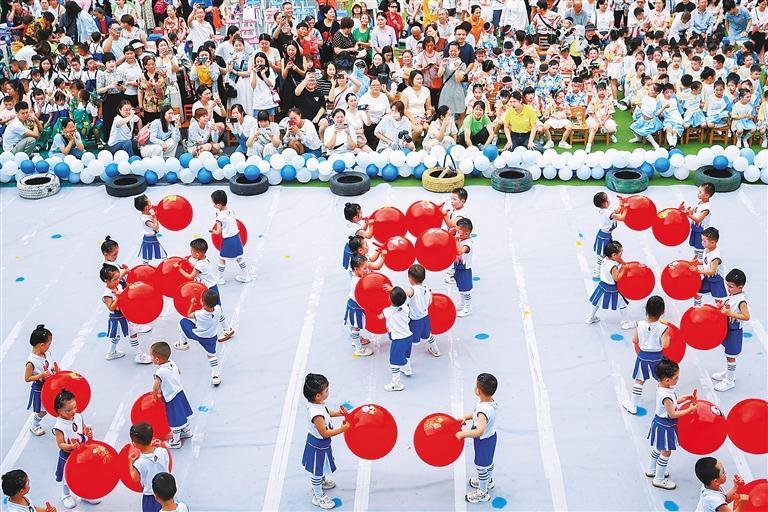 5月31日,四川省遂宁市大英县天星幼儿园的孩子们跳团体操.