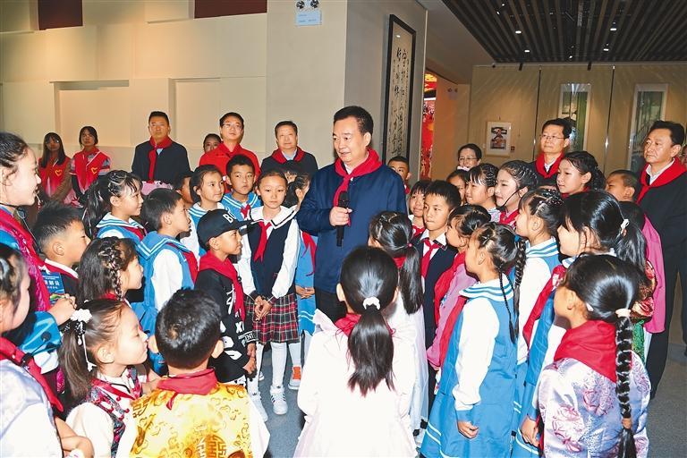 5月31日上午,自治区党委书记王君正来到自治区青少年宫看望慰问少年
