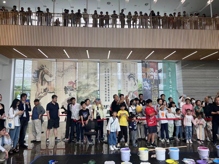 名家现场作画代替传统开幕式,观众全程见证作品完成,这场开幕让人"