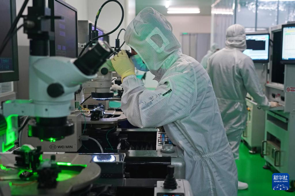 　　在位于江西省南昌市的南昌大学国家硅基LED工程技术研究中心，技术人员对芯片进行电性测试（4月3日摄）。新华社记者 万象 摄