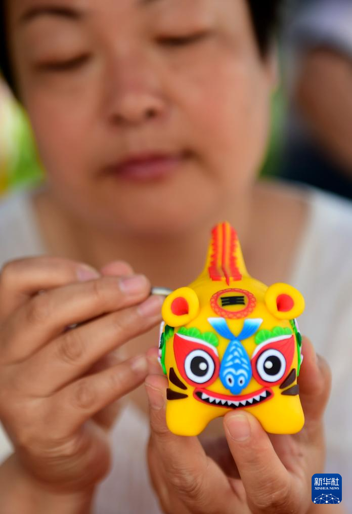 6月2日,来自沧州市新华区的民间艺人在活动现场制作面塑.