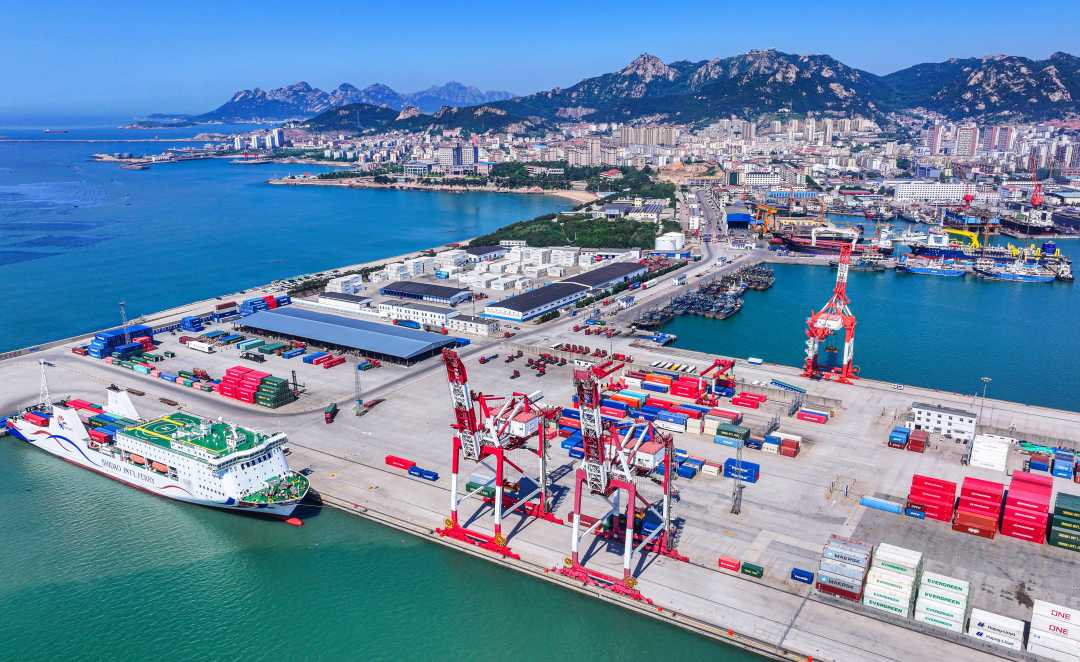 6月3日,在山东省荣成市石岛管理区石岛新港口岸,客货班轮有序装卸进境