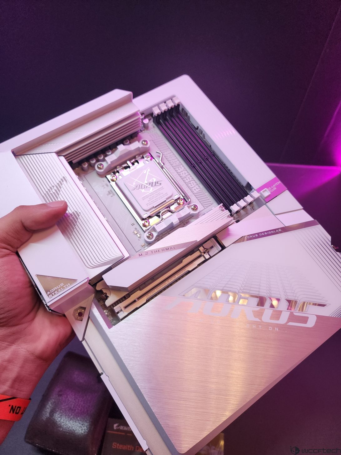 全球首款白色背插主板，技嘉展示 B650E AORUS Stealth ICE 主板技嘉机箱IT之家_新浪科技_新浪网