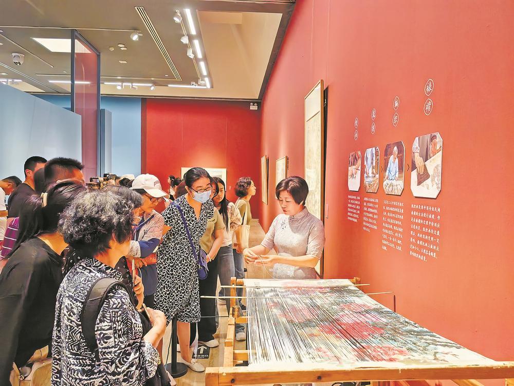 永春纸织画传承人现场展示纸织画技艺.