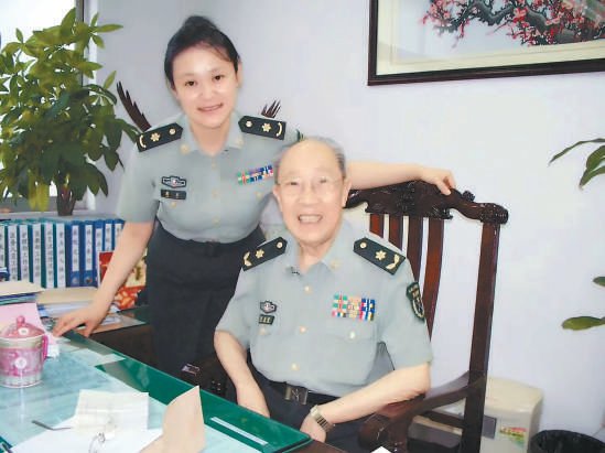 吴孟超同济大学医学院的毕业证书在昆明读书期间,吴孟超常常在课余去