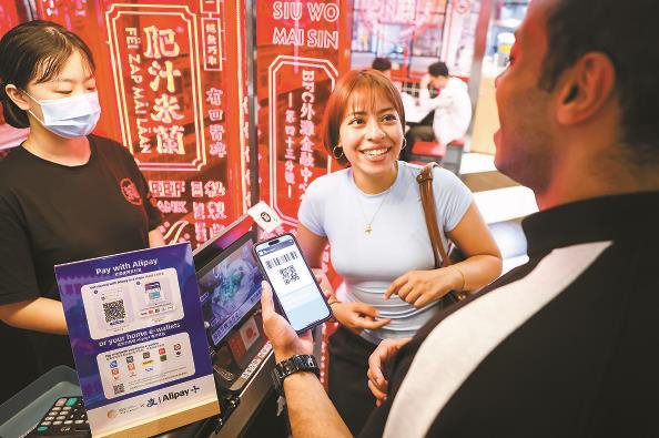 万家商户亮码亮标 让入境消费更友好