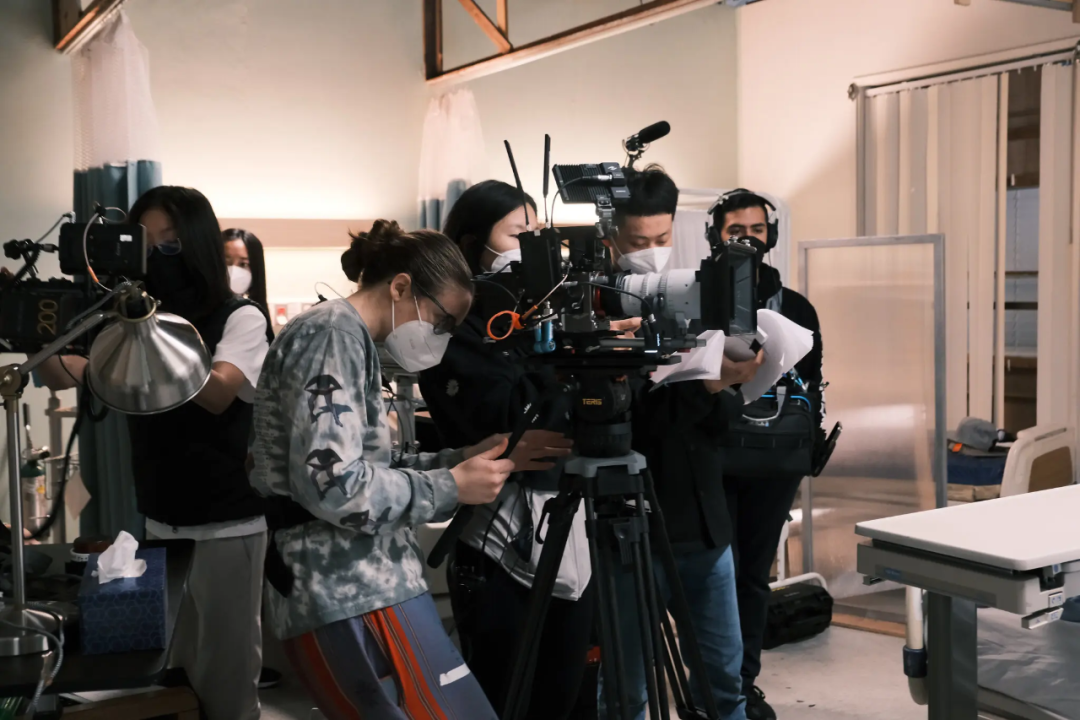 海外短剧拍摄现场,来源:nyt也难怪深交所百思不得其解——这种四两拨