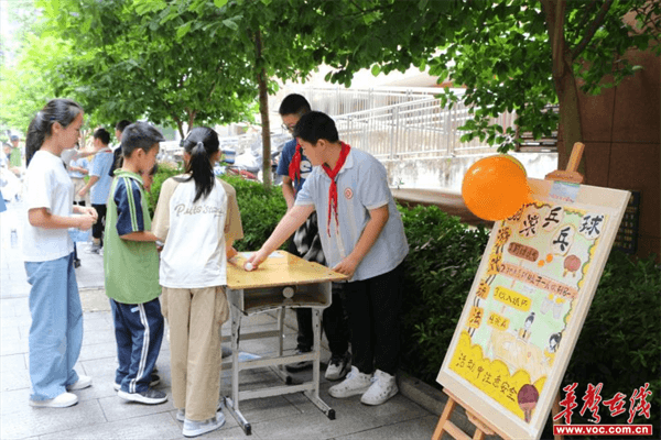 鼎城区江南小学开展庆"六一"心理游园会活动,多形式的趣味游戏,让学生