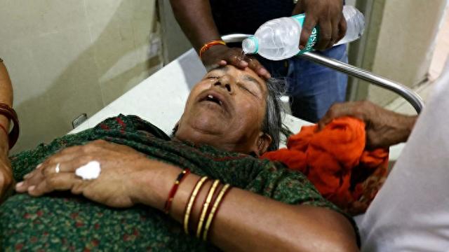 高温炙烤,印度至少33名选举工作人员中暑死亡