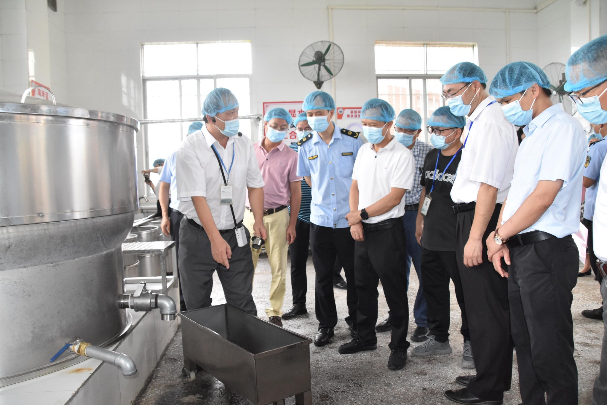 当天,参会人员参观了容县中学食堂的"无水厨房"运作过程.