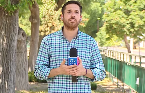 美女自拍时手机被鸟抢走!手机秒变飞机,还拍了视频