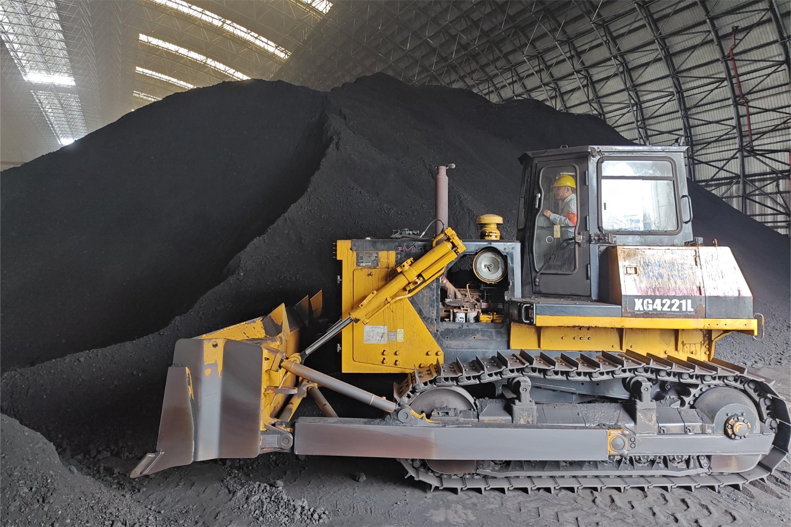 图为乐东公司党员通过推煤机给地斗配煤