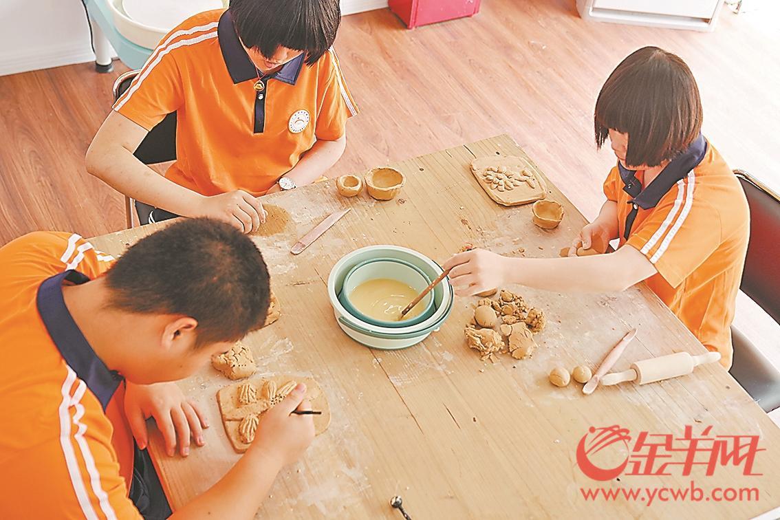 在福利院长大的他们开了一家网店 向世界发出"信号"