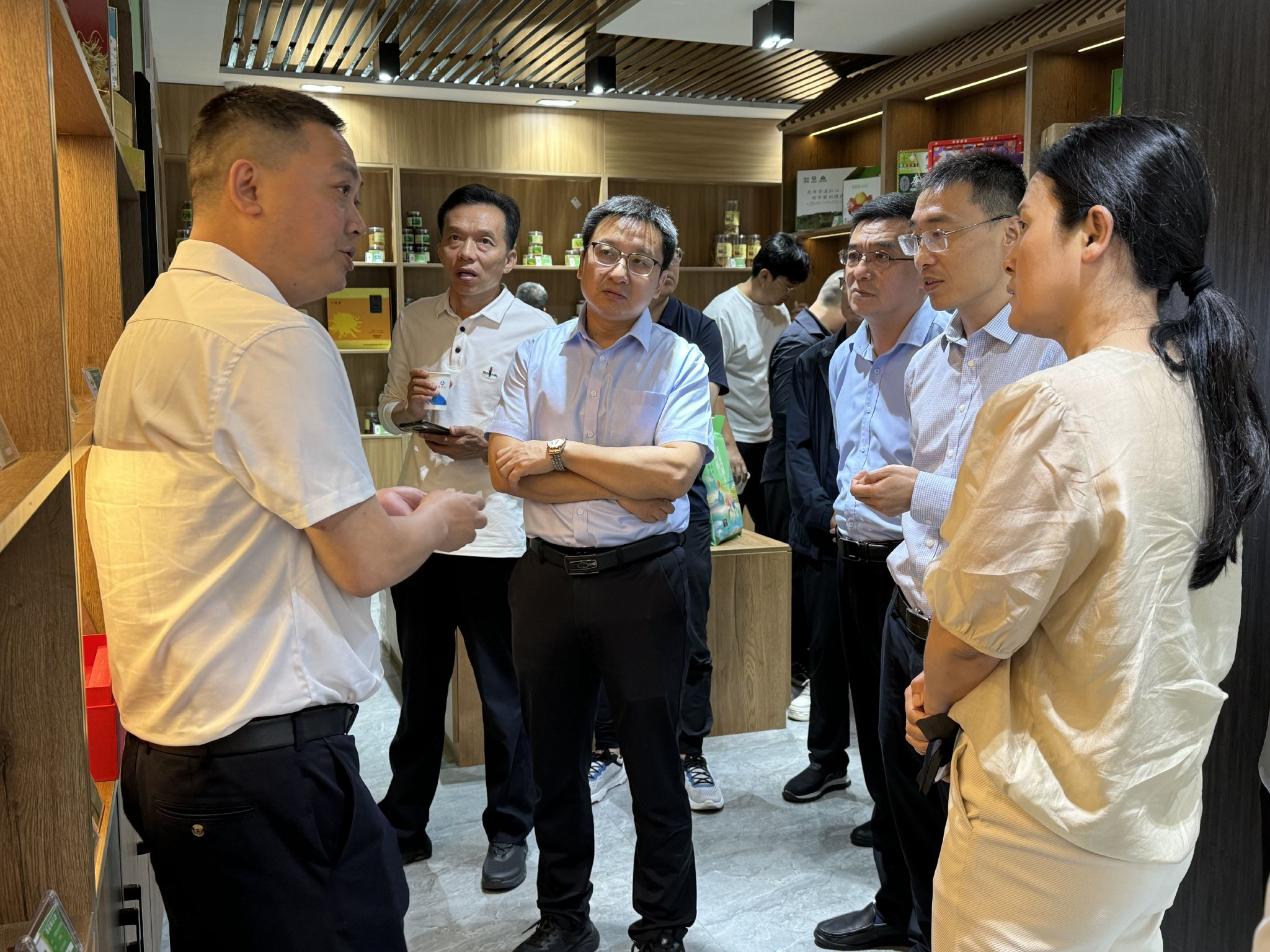 书记,主任郑传辉,理事会副主任邱玫的陪同下,考察组一行前往古蔺县实