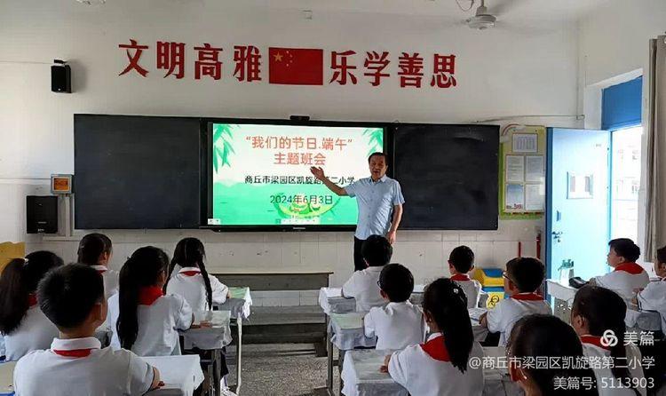 同学们纷纷拿起手中的画笔,通过手抄报,绘画的形式,画出了自己心中的