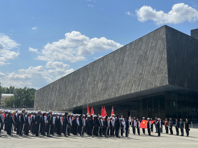 哈尔滨市阿城区回民小学校师生参观侵华日军第七三一部队旧址.