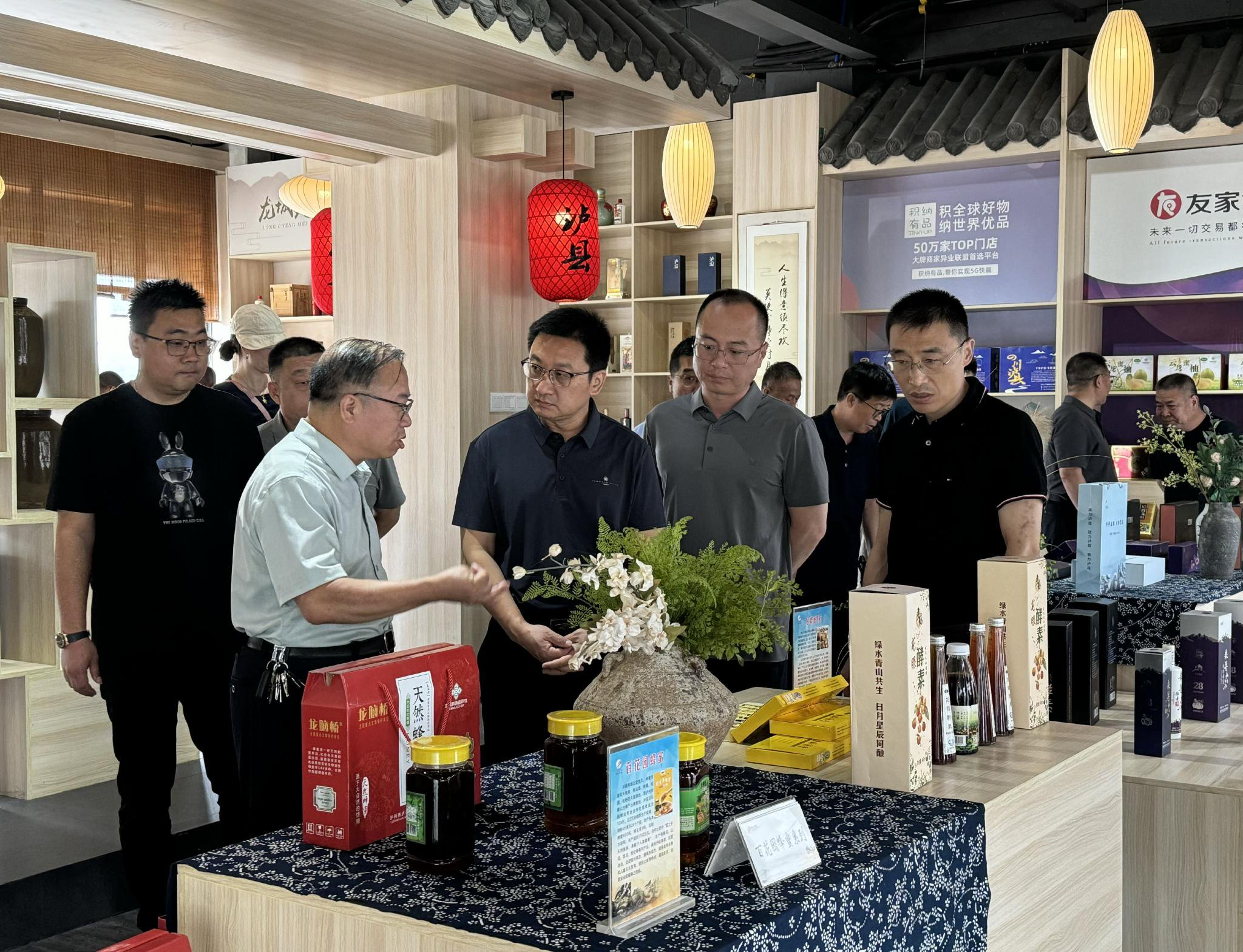 书记,主任郑传辉,理事会副主任邱玫的陪同下,考察组一行前往古蔺县实