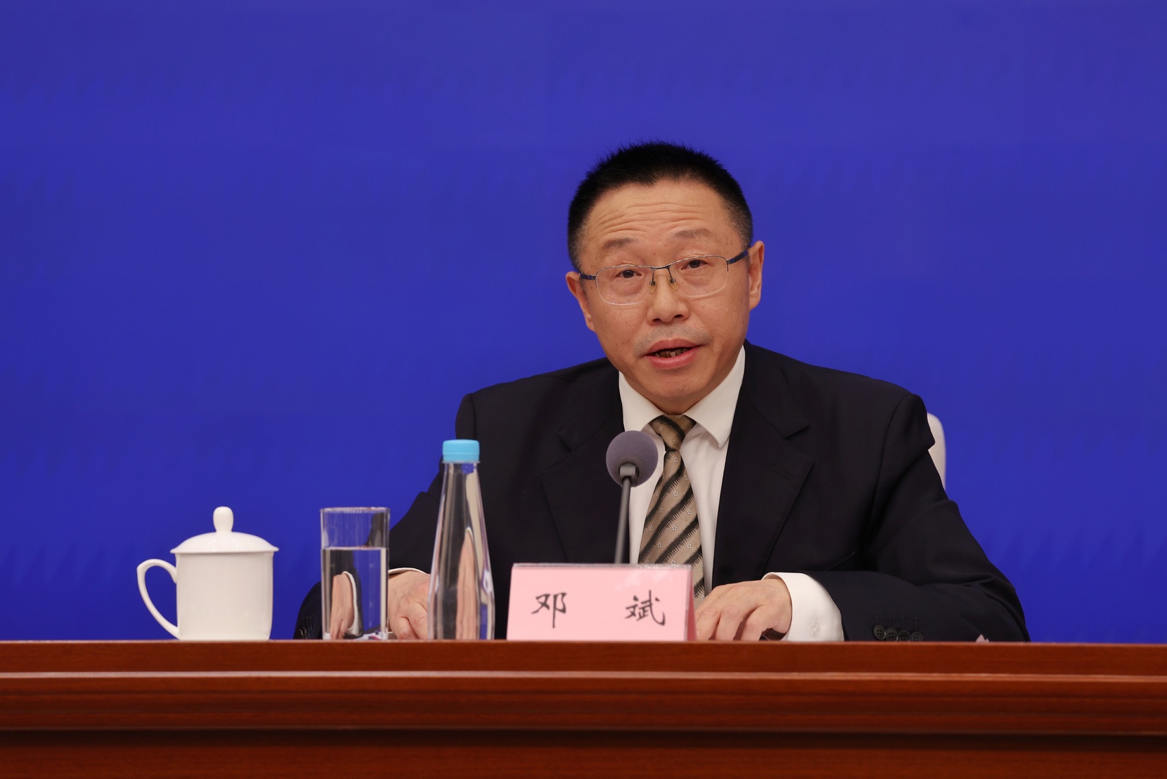 邓斌回答记者提问.