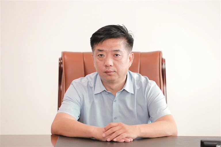 图为该行党委书记,行长刘刚.图为该行与维信诺公司举行银企对接会.