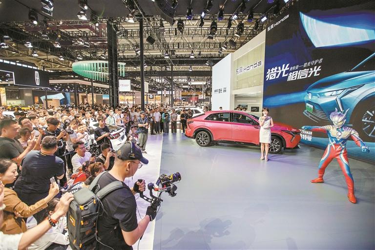 在东风honda展区,塞罗奥特曼和迪迦奥特曼伫立在贴着奥特曼车贴的座驾