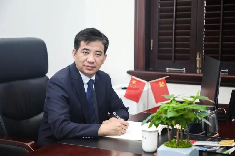 获理学学士学位;1996年起在复旦大学国际政治系思想政治教育专业在职