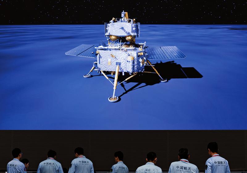 6月2日,在北京航天飞行控制中心,工作人员在监测嫦娥六号着陆器和上升