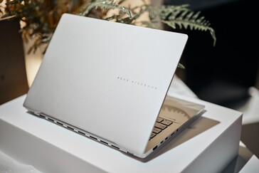 华硕 Vivobook S 16.（来源：Alex Waetzel for Notebookcheck）