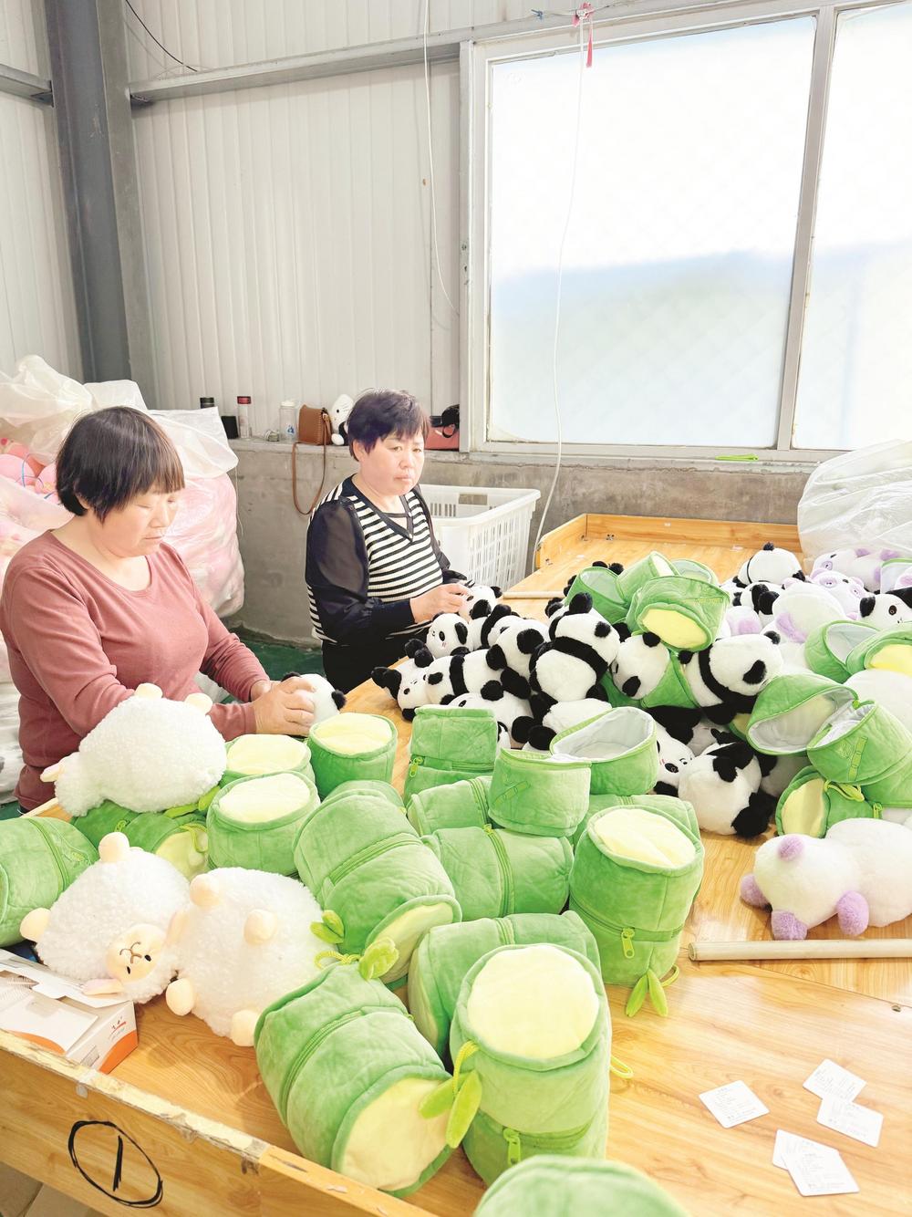 橙心玩具厂的工人正在组装毛绒玩具