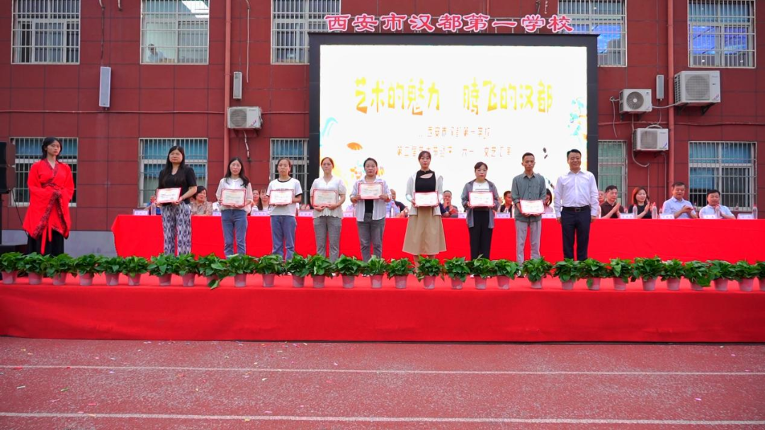 省非物质文化遗产秦汉战鼓传承人黄建民为学校传承陕西非遗项目红拳