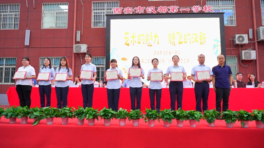 省非物质文化遗产秦汉战鼓传承人黄建民为学校传承陕西非遗项目红拳