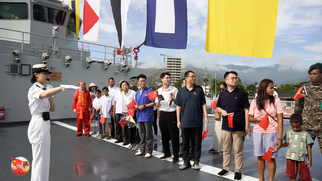 在东华人华侨和当地民众参观海军戚继光舰.