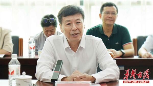湖南省红十字会党组书记,常务副会长伍英主持会议.