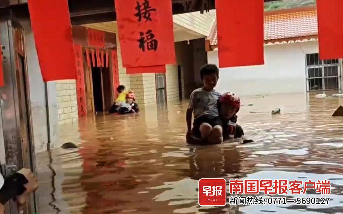 梧州一村庄突发山洪,消防紧急转移13名被困人员